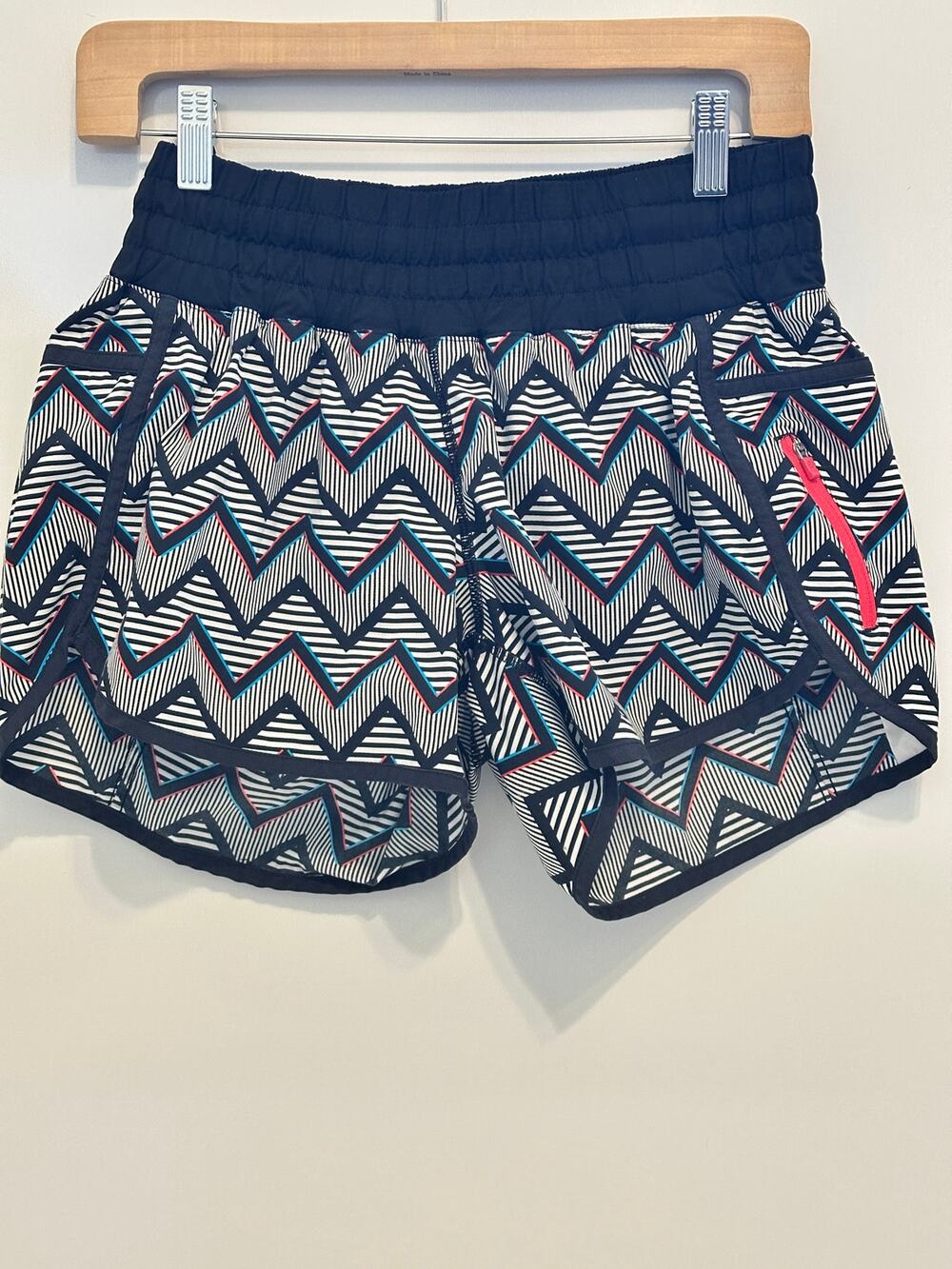 Lululemon Tracker Short II 2014 SeaWheeze LE shorts in a 3D Chevron Size 10